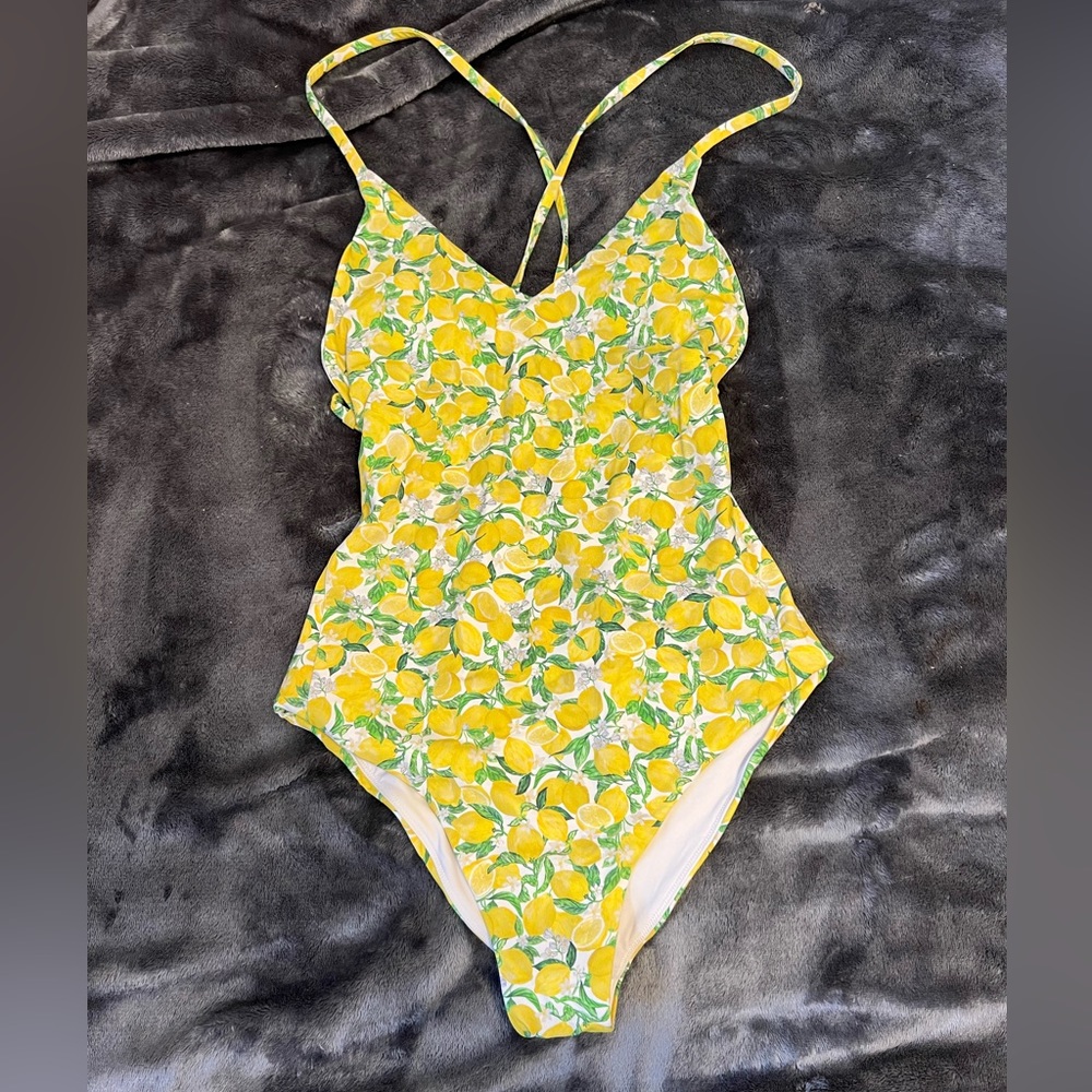 Lululemon one piece bathing suit sz 6